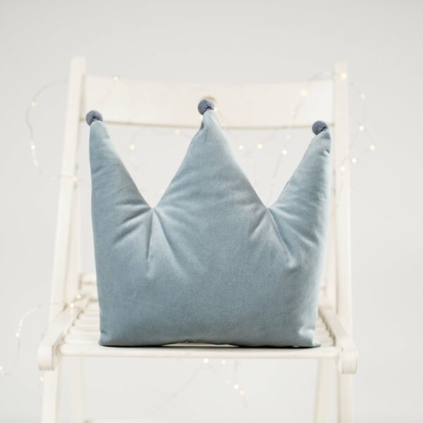 Aksominė vaikiška pagalvė su norimu užrasu (mėlynos spalvos karūna)