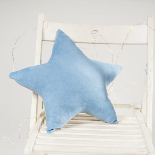 Dvipusė pagalvė vaikui su norimu užrašu (mėlynos spalvos žvaigždė)