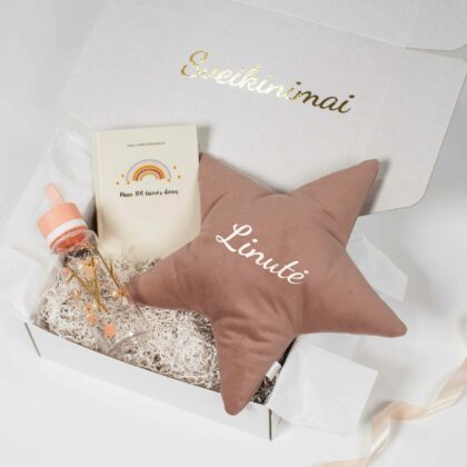Laimingo vaiko dovanų dėžutė su pagalvėle gali būti dovana pirmai komunijai (su tamsiai rožinės spalvos žvaigždės pagalvė)