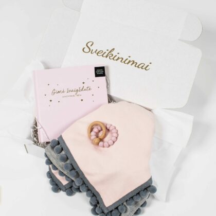 Ramaus miegelio dėžutė - kramtukas - apyrankė, kūdikio knygutė ir pledukas (rožinės spalvos)