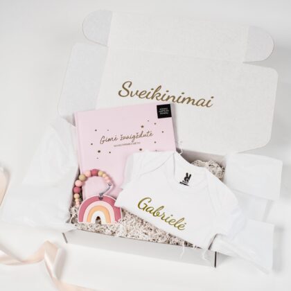 Vardinis mažylio dovanų rinkinukas su knygute - bodžiukas su užrašu, kūdikio knygutė, kramtukas (rožinės spalvos rinkinys)